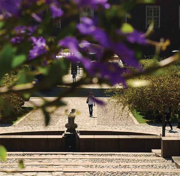 Språkpolicy på KTH Kommunikation genomsyrar allt vi gör på KTH larspråk. Parallellspråkighet. Flerspråkighet. pråk och teknik. Hög språklig kvalitét. Medetna språkval. Språkverkstad. Fackspråk.