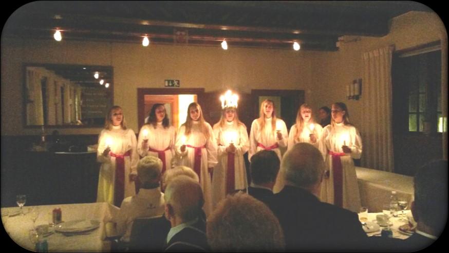Helsingborg KAPITEL DEN 7 DECEMBER 2016 Närvarande: 23 Bröder och 13 damer Julkapitlet inleddes traditionellt med glögg, pepparkakor och ost.