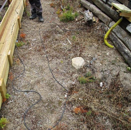 Koppla in manöverdonet som hämtats ur vapenskåpet. VGA kabel, blå kontakt. Bomskottssensor svart kontakt. Signal och ström, RJ45.