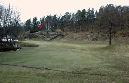 Topografi och terräng De berörda gravarna ligger 10 meter över havet på en bergsklack som stupar brant åt S-SV ned mot vattnet i Ålstäksviken.