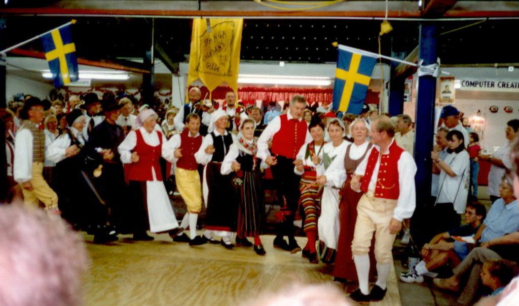 Sid 8 Bakning inför julmarknaden 2018 11 15 I det hemtrevliga köket hos Anna-Greta och Kalle samlandes en glad grupp kvinnor med erfarenhet och kunskap för att baka struvor och mandelmusslor.