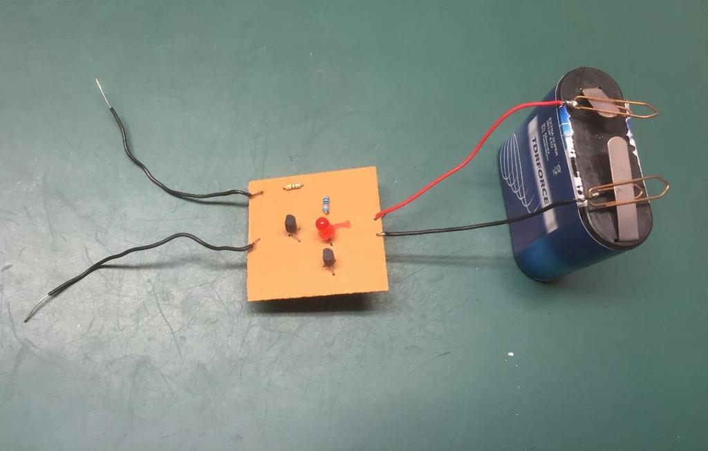 LEDER STRÖM Komponenter: Transistor C548B 2 st Lysdiod Röd Motstånd 330, 100 Kablar till batterianslutning med gem samt kablar för provare.