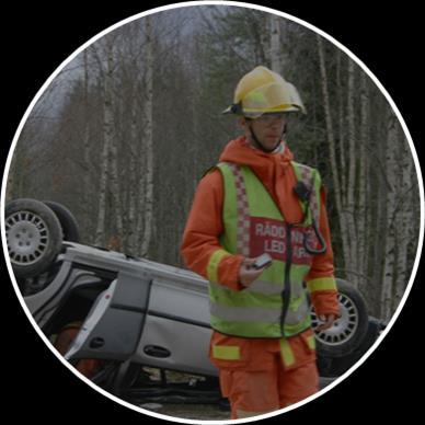 Räddningsledare/klippledare Tillfartsvägar, beslutar om helt/delvis avspärrad väg. Fordonsuppställning, första enhet ger en vindruterapport. Inventerar olyckan. Identifierar risker.
