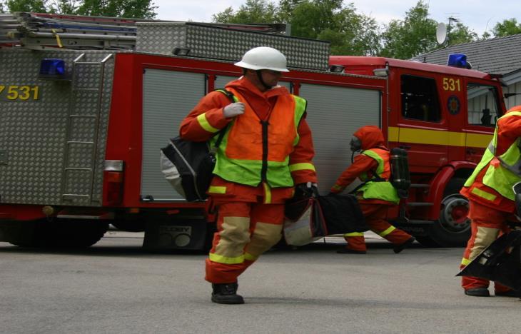 Sjukvårdare/losstagare Mitten bak Tar på/med sjukvårdsväska/verktygsväska/nackkrage och följ med RL i första varvet.
