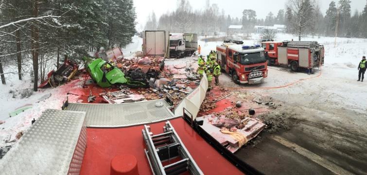 får sladd i halt väglag Kolliderar med annan lastbil + ambulans och brandbil En