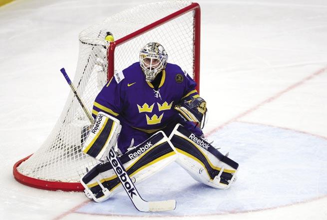 De minsta riktiga hockeymålvaktsbenskydden finns i längderna 21 /53 cm och 23 /58 cm och kallas YT, Youth. Plock- och klubbhandskar matchar i storlek.