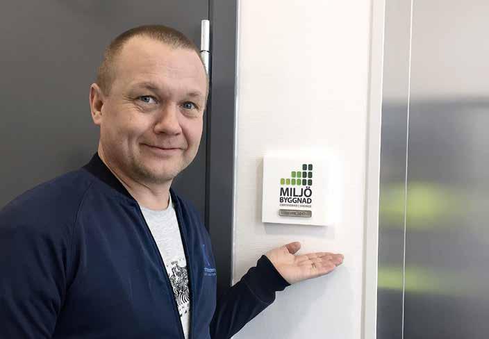 FÖRVALTNINGSBERÄTTELSE Dennis visar stolt upp det välförtjänta plakatet som visar att Byggnad 20 är en miljöklassifierad byggnad.