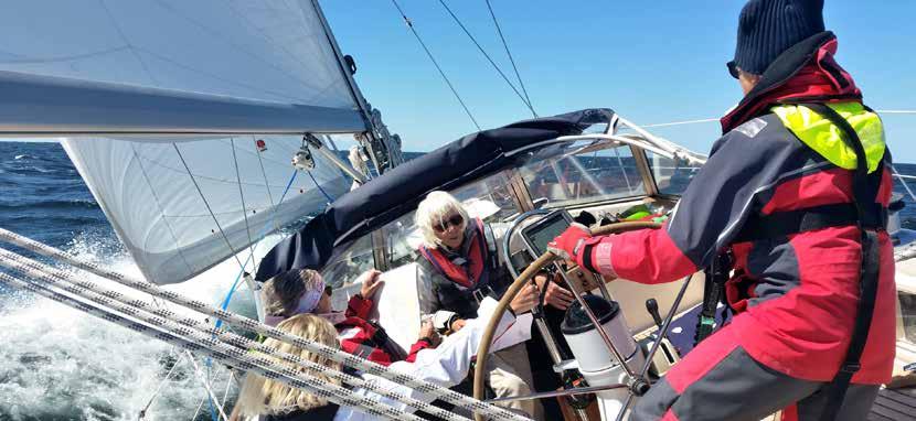 Qvinna Ombord Eskadersegling AV Isabella von Hofsten Drömmande gast Foto Linda Leinsdorff Vi lämnade Höviksnäs hamn på Tjörn på torsdagskväll medan övriga 10-tal båtar samlades på Vrångö.