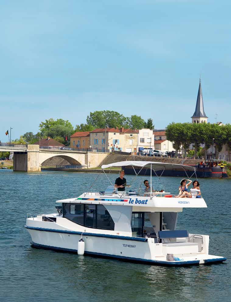 Le Boat kanalbåtssemester Hyr en kanalbåt och upptäck nöjet att i egen takt utforska städer, pittoreska byar och landsbygd via Europas kanaler och floder.
