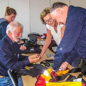 Tekniska Kommittén Erfarenheter från våra kontroller av uppblåsbara flytvästar och montering av säkringar (retainer) år väga gaspatronen. Vikten en full patron skall ha står inristat på patronen.