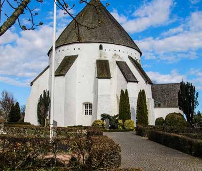 För er som aldrig varit på den danska solskensön Bornholm kommer ni att uppleva en ö som skämmer bort oss med sina lokalt producerade råvaror, vackra och mångsidiga natur samt historiska sevärdheter.
