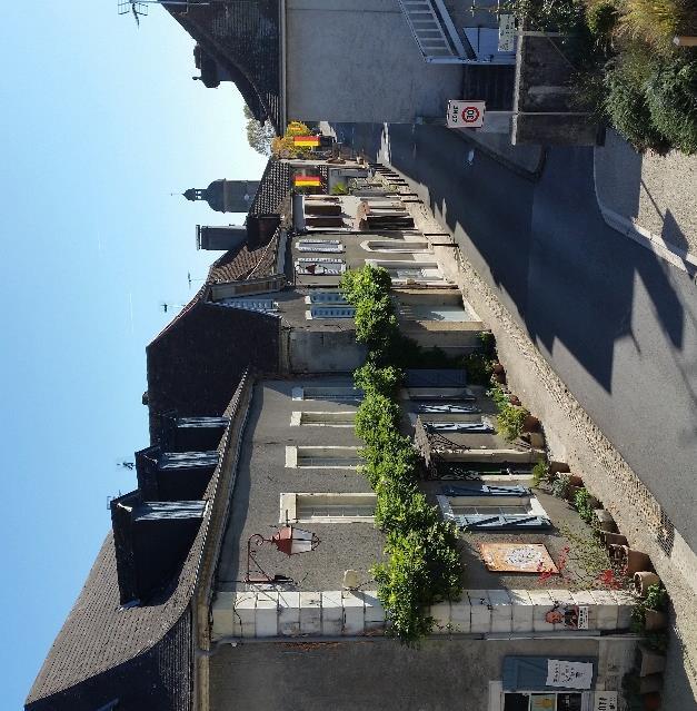 Byn Sauvelade kan vara en lämplig plats för en paus. Här kan du titta på den vackra pilgrimskyrkan Saint- Jacques-Le-Majeur, som tidigare var en del av ett kloster. Dagens vandring slutar i Navarrenx.