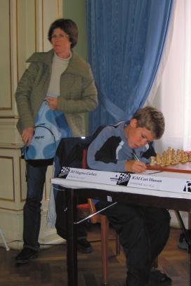 Tiger Hillarp-Persson Magnus Carlsen Oregelbundet (E 60) 1.d4 Sf6 2.c4 g6 3.f3 Ett udda recept mot Grünfeldfolket.