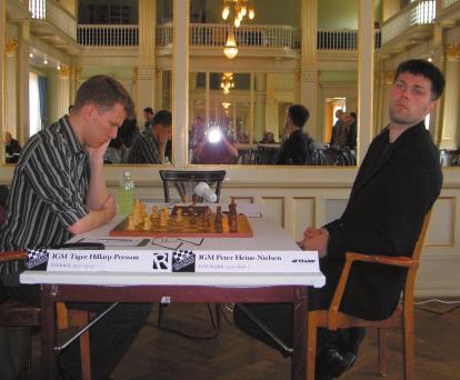Spegelbilder i Spegelsalen. Tiger Hillarp-Persson överväger sitt nästa drag mot Peter Heine Nielsen. det inte funnits någon damschack på e3. 28.