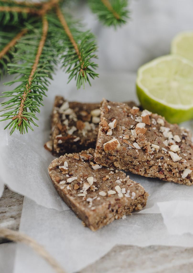 Raw mandel- och kardemummabars Ingredienser 1 1/2 dl mandlar 3 ekologiska fikon 2 skopor Holistic Risprotein 1/2 dl Holistic Kokosolja 1 pressad lime Kardemumma efter smak Mullbär Gör så här Mixa