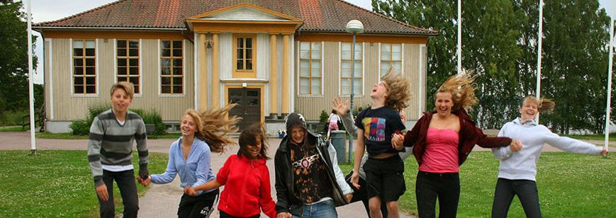 BARN OCH UNGDOM Kristendomsskola på Sjövik I sommar är det fyra ungdomar med anknytning till vår församling som kommer delta i kristendomsskolan på Sjöviks folkhögskola.