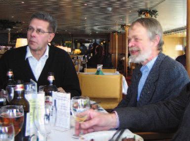 Ålandsresa till både Eckerö och Mariehamn: LYCKOSAM FÖRBRÖDRING I DUBBEL BEMÄRKELSE I väntan på bussen till Grisslehamn. F v Ulf Löw, Rune Eriksson och Roland Andersson.
