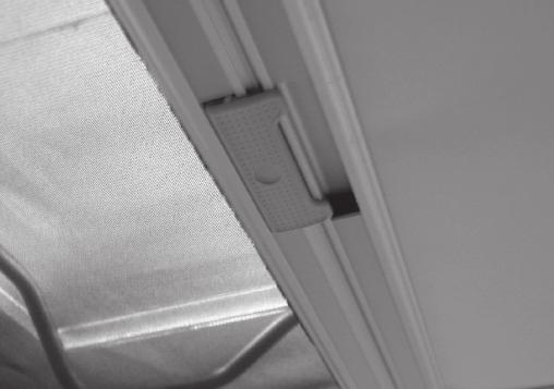 Inredning Rullgardin i taklucka och takfönster Taklucka Takluckan som sitter ovanför mittgången i vagnen är utrustad med en rullgardin och ett myggnät.