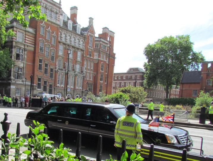 Vi fortsatte genom en öppen grind in i en park alldeles vid Houses of Parliament och ned mot Themsen. Vi kom inte vidare dit vi hade tänkt oss och gick Nu var grinden stängd.