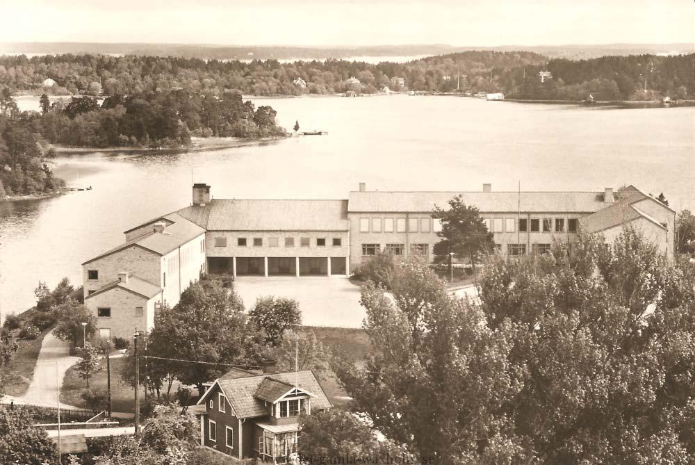 20 av 51 uppförda i tegel och skiljer sig från de äldre intilliggande områdenas byggnader som historiskt sett utförts i trämaterial.