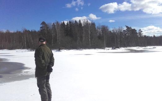 Området är lite svåråtkomligt om man inte sommartid tar båt över Teen, eller som vi går över isen en härlig vårvinterdag.
