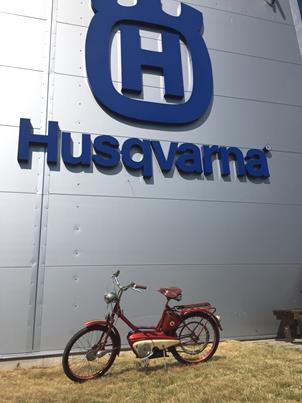 att rätta svaren för att kunna utse vinnare av mopedrallyt.