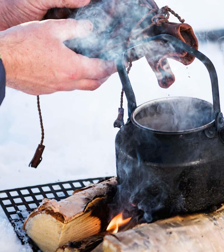 Kokkaffe över öppen eld var gott i kylan uppe på fjället.