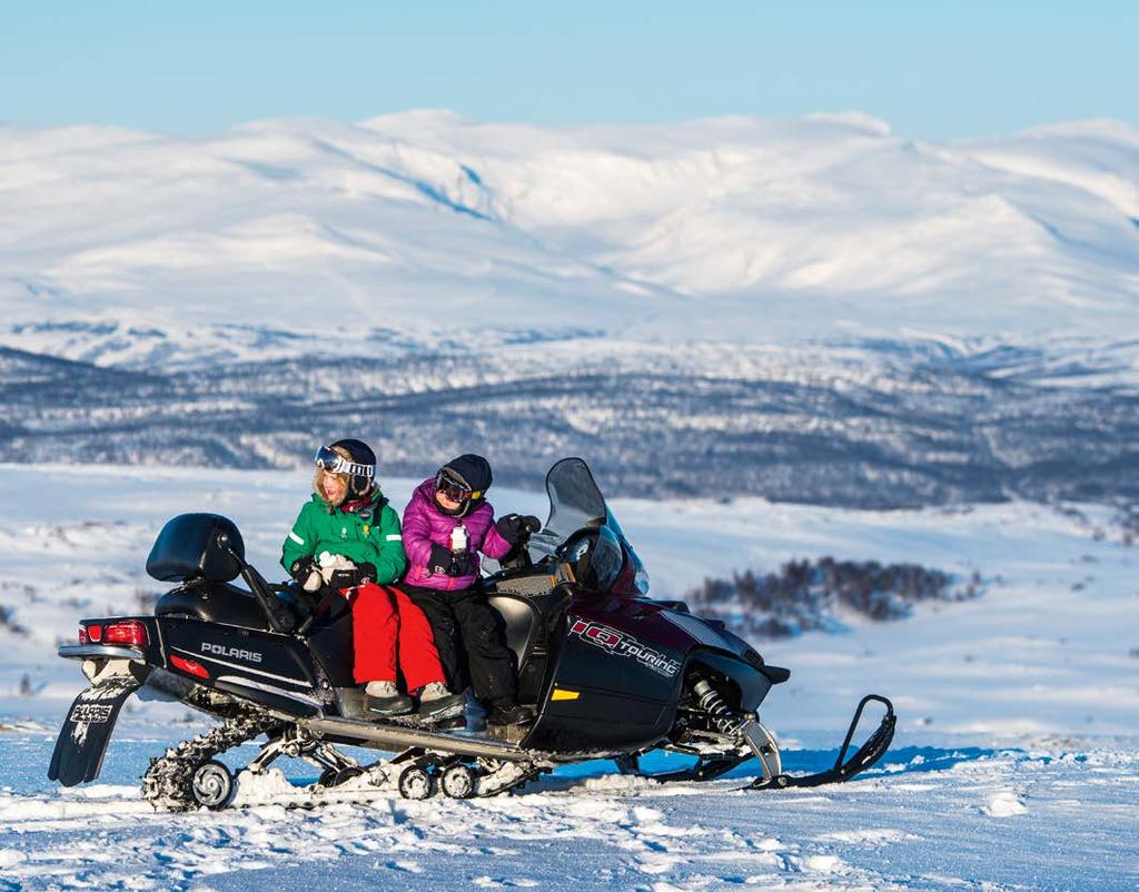 Väl uppe på toppen åkte hjälmarna av och matsäcken fram för Nora och Milla. RESA HEMAVAN Köra i vinterväglag Din bil blir aldrig säkrare än dina däck. Tumma aldrig på kvaliteten på vinterdäcken.