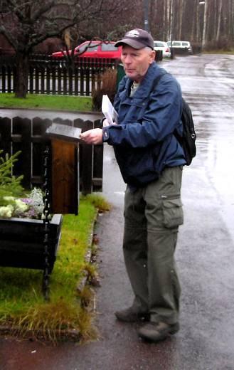 Frank Fåhraeus, 83 och född i Hälsingland, var en av de brevduvor som hämtade tidningspåsen denna förmiddag. Han har varit mattelärare på Hälsinggårdsskolan och kunderna finns i Hälsinggården.