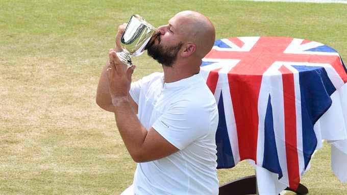 Rullstolstennisspelaren Stefan Olsson som vann Paralympicsguld i dubbel 2012 besegrade världsettan och andraseedade Gustavo Fernandez, Argentina, med 7 5, 3 6, 7 5 i Wimbledon utanför London.