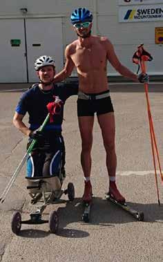 Christian kämpar på med kälkhockeyn och drar i alla trådar han kommer åt. Simon har cyklat runt på olika tävlingar i Europa och vägrar kliva ner från översta pallen, vad månde detta bliva?
