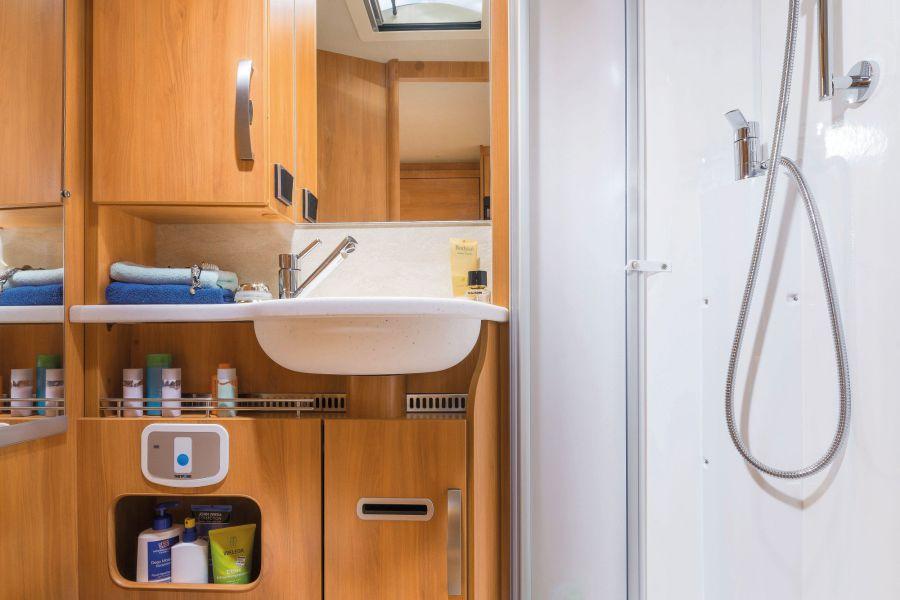 HYMER Tramp SL - Badrumskomfort Stilsäkert och med mycket förvaringsutrymme.