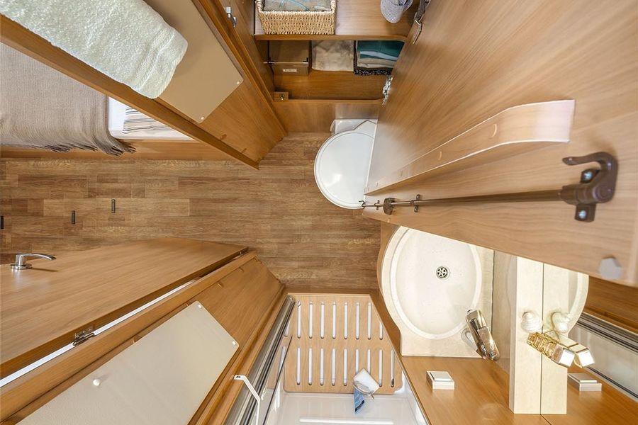 Rörelsefrihet i badrummet Komfortbadrummet i planlösningarna 568 och 588 i HYMER Tramp SL
