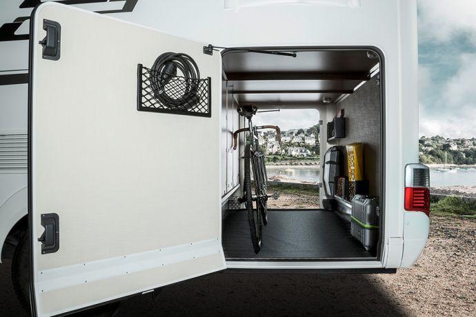 Garage Med ett garage som har fri lasthöjd på 90 cm på bredden och 114 cm på höjden kan man även lasta in två cyklar bredvid varandra och