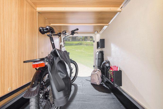 Med ett garage som har ett öppet lastmått med 90 cm på bredden och 114 cm på höjden kan man även lasta in två cyklar bredvid varandra och