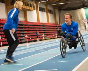 Friidrottens exakthet kan både vara spännande och skrämmande. Oftast är det lämpligt att använda lagtävlingar för att introducera tävlandet.