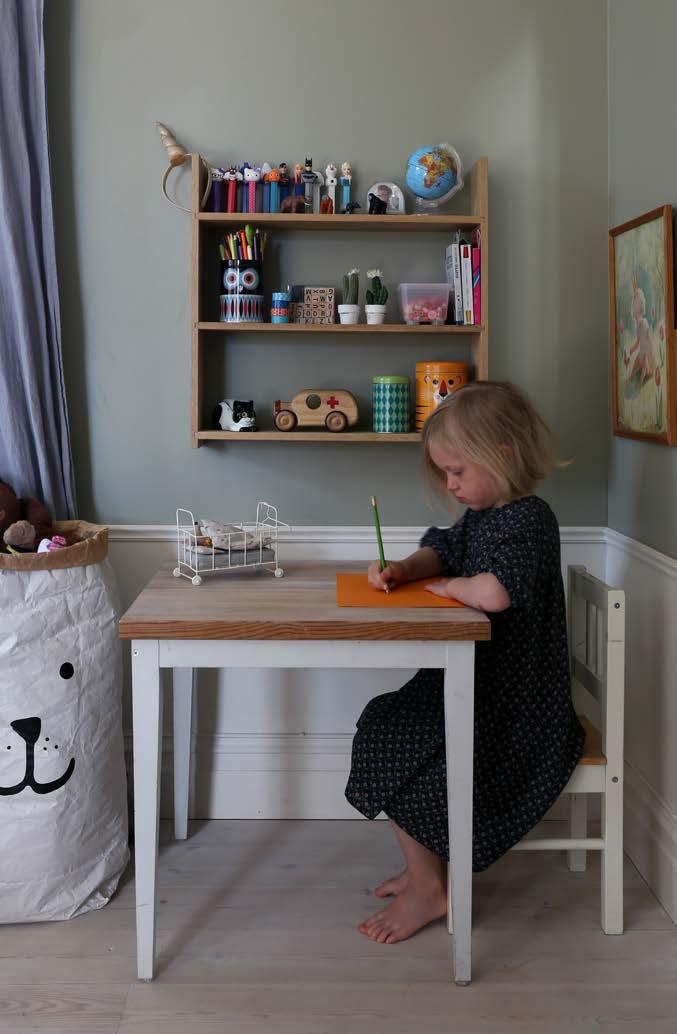 Klinte mini har en mängd användningsområden; i hallen, badrummet, köket eller varför inte som väggmonterat sängbord. Ett löst hyllplan ingår. Komplettera med en eller två lådor (säljes separat).