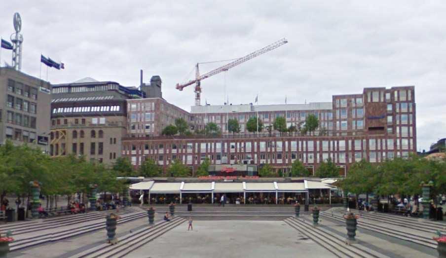 Sida 4 (9) Nuvarande restaurangbyggnad mot Kungsträdgården med NK och Nordea bakom, på andra sidan Hamngatan.