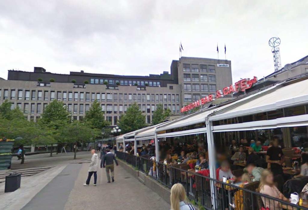 Restaurangens uteservering har en permanent karaktär med fasta anordningar för markiser/tak. Kulturmiljö Fastigheten är belägen inom riksintresset Stockholms innerstad med Djurgården.