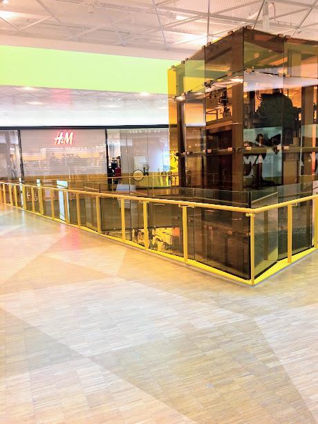 PRISLISTA FÖR EMPORIA EVENTYTA PLAN 3 YTA 2 MOT GULT GLASRÄCKE INTILL WE PUT FEET FIRST, H&M OCH FOODCOURT INFORMATION El: