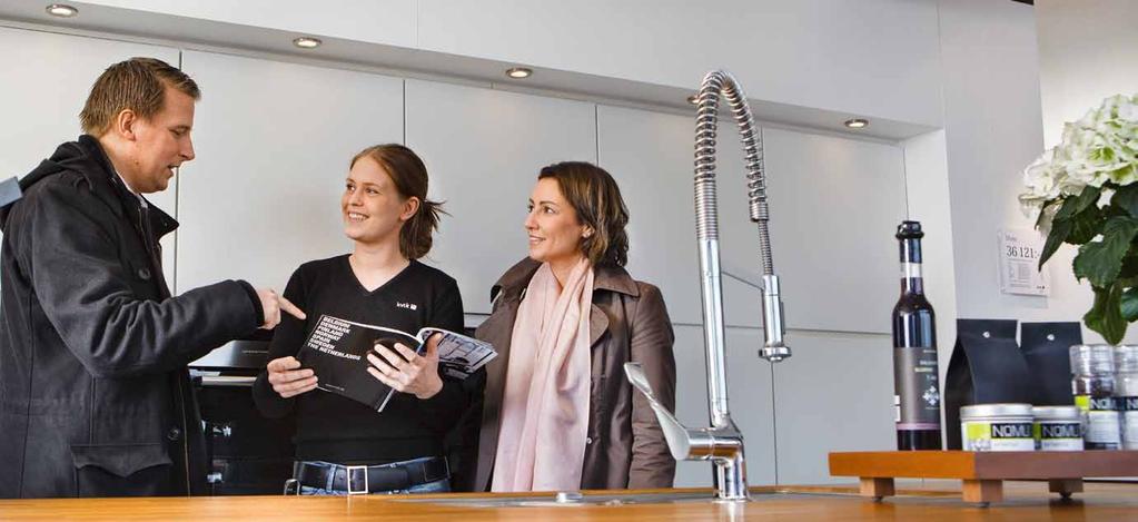 Johan Karlsson, ansvarig för privatlån och Dunia Olanderson, ansvarig för Supreme Card Woman i samtal med Kviks säljare.