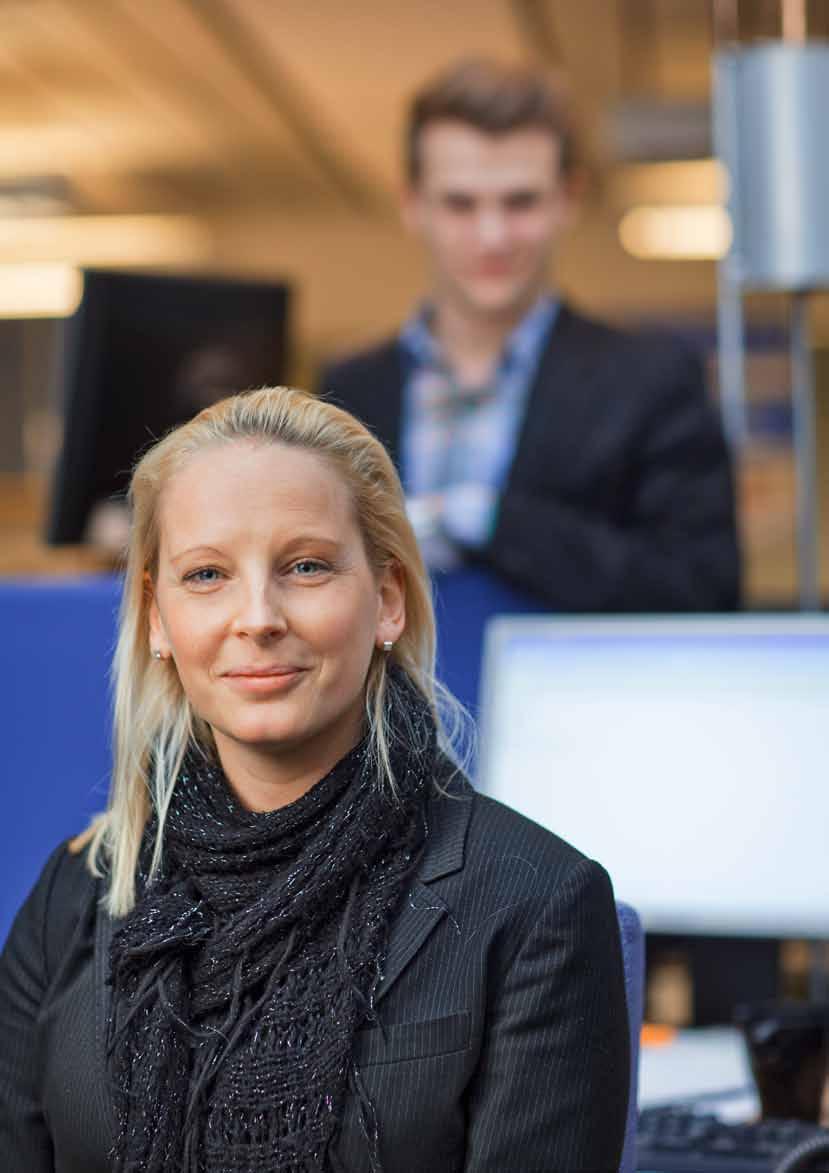 Malin Åsgård, koordinator Säljfinans och Rune Selstad, säljare Norge i bakgrunden.