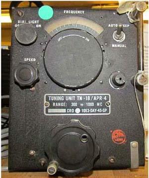 8 TN-18 / APR-4 (RM6440) Avstämningsenhet TN-18 300-1000 MHz. Samma typ av mottagare fanns i den av Ryssland nedskjutna Svenska DC-3 an.