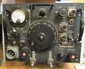 Mått: 203x165x368 mm SPR-2A/AN-APR5 (RM6441) Till vänster en bild av en liknande typ av mottagare på Radiomuseet som fanns i DC- 3:an som går