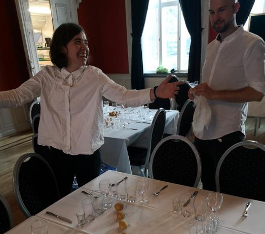 nu börjar vår saga Tim och Layla dukar alla bord Och bak i deras