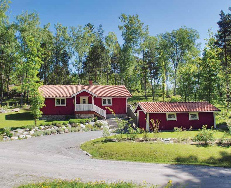 FRÄSCH VÄLBYGGD VILLA OCH GARAGE I ATTRAKTIVA SÖDERNÄS PÅ STOR FIN SOLIG TOMT MED VISS SJÖUTSIKT CA 150 M FRÅN BADHÄLLAR OCH SANDSTRAND SAMT NÄRA BÅTPLATS Fräscht inrett hus 81 m², 3 r o k.
