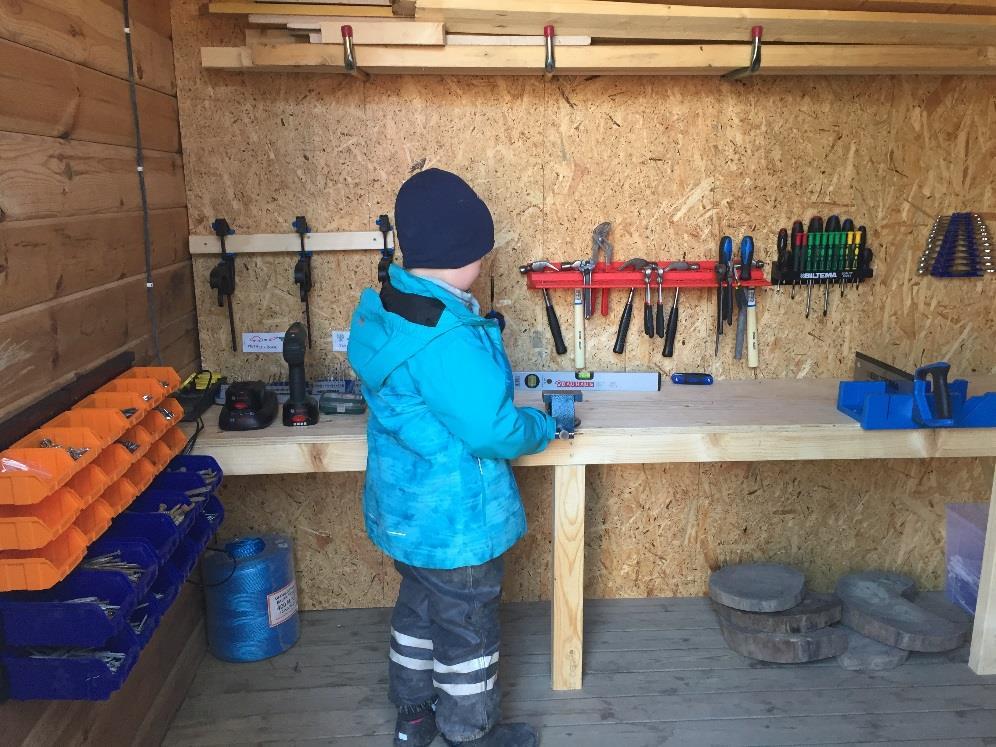 Utveckla och anpassa vi miljön utifrån vilka behov och vilket lärande som är aktuellt. Demokratiuppdraget är vägledande, vi pedagoger är lyhörda och tar barnens tankar och åsikter på allvar.