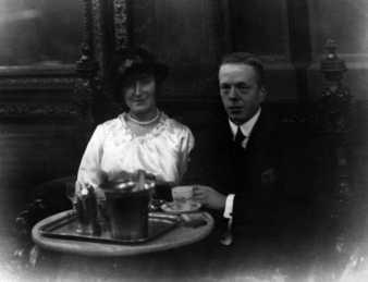 på restaurang Hasselbacken på Djurgården och bosatte sig senare på Söder. 1927: Helmfrid, Karin, Fru, Åsögatan 28.