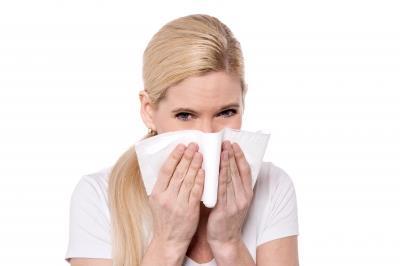 Ordinerar antibiotika eftersom hon har gula upphostningar och förloppet är