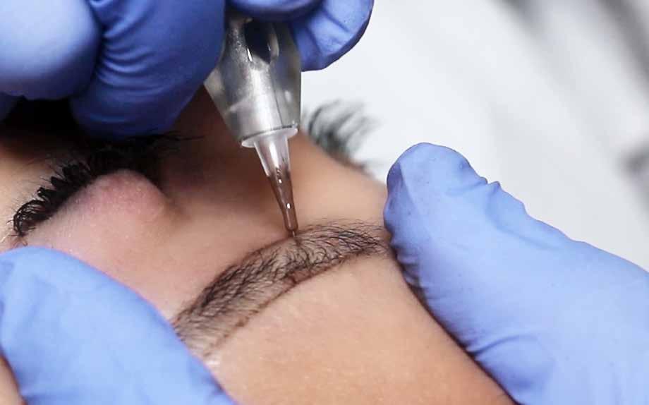MASTER IN EYEBROW MICROPIGMENTATION Endast mikropigmentering Dag 1: Teori Dag 2: Grundläggande Brynformning Dag 3: Advancerad Bryn Symmetri Micropigmentering KOMPETENSOM- RÅDEN Mikropigmentering Bryn